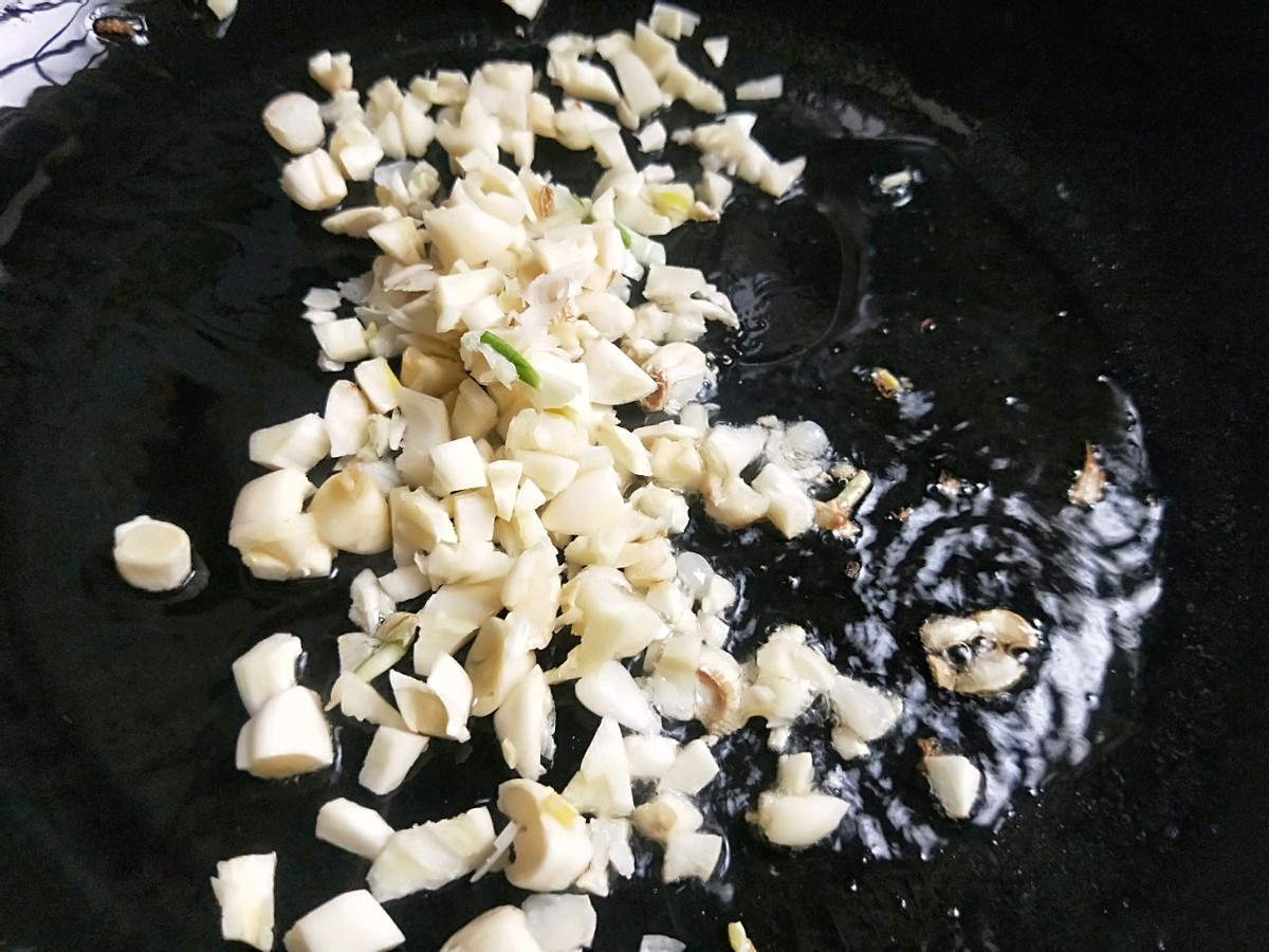 包菜怎样炒好吃又简单（10分钟做好的快手清炒包菜教程）