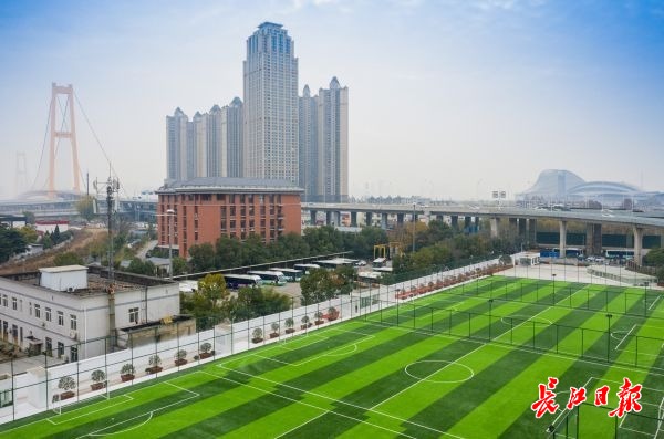 私人建足球场需要什么步骤(今年武汉新建社区足球场207片，手机可直接订场地)