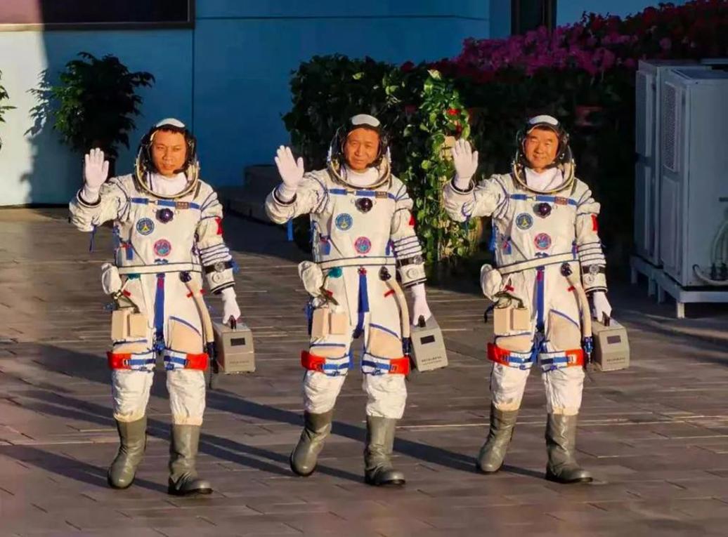 宇航员、航天员有何区别，中美俄才能生产的宇航服，有何特别之处