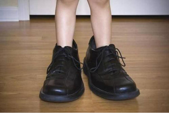 但脚掌发育影响健康,不要让孩子穿三种鞋