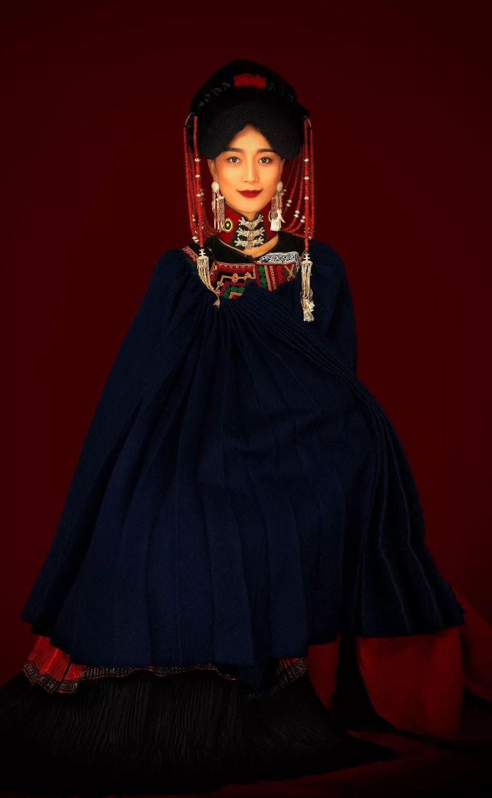 彝族服装图片大凉山(彝族服装图片) 第1张