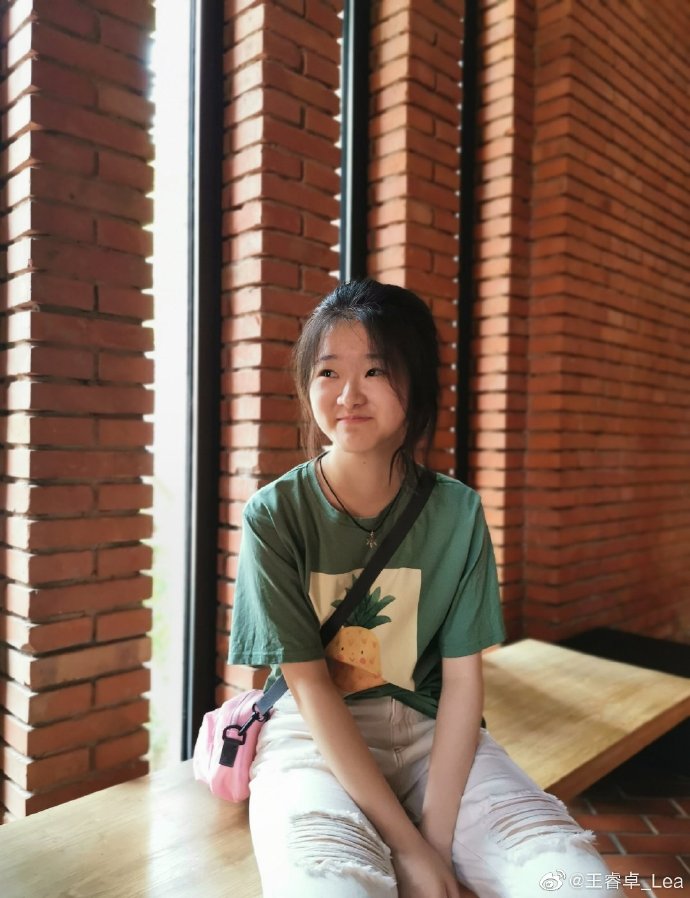 王睿卓王睿卓是张钰琪的好友,现在才17的她第一次参加《中国新声代》