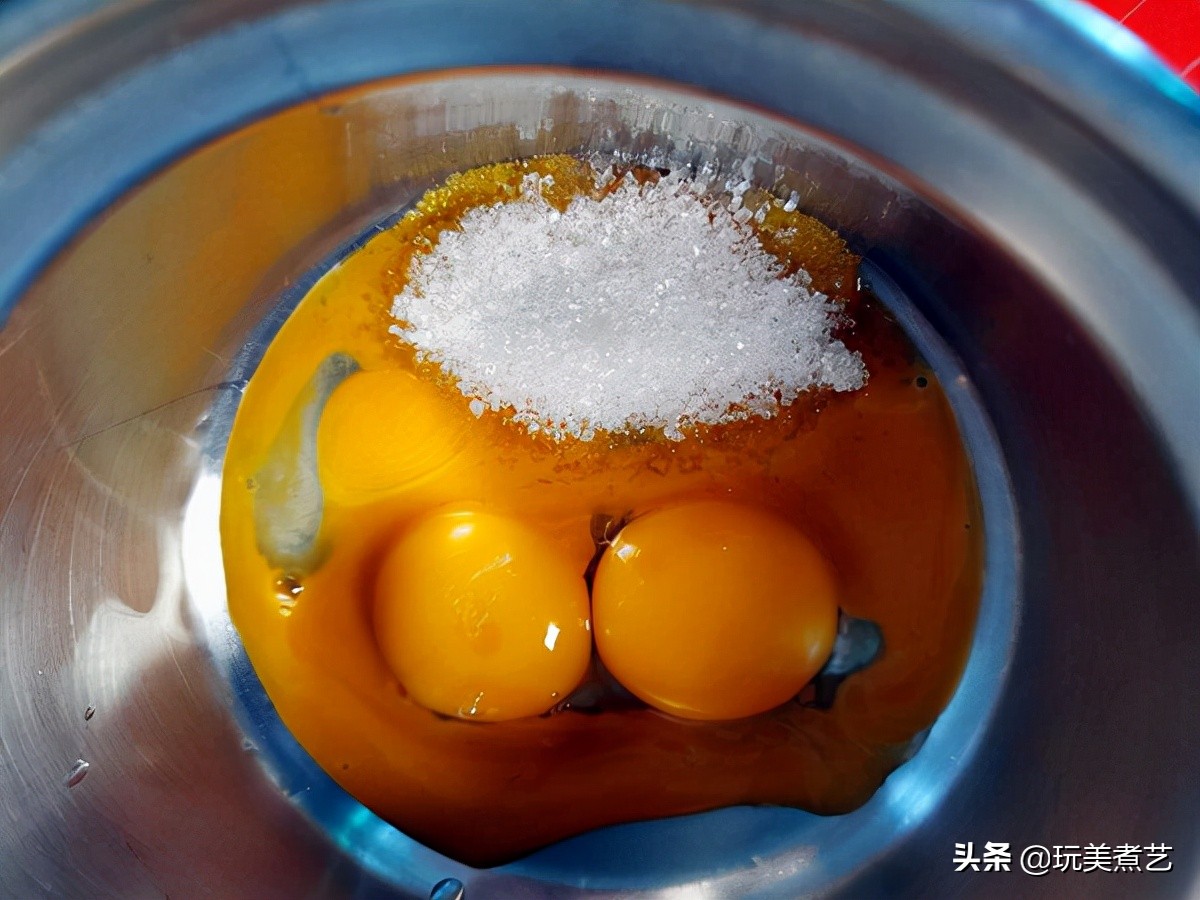 用红曲做出红丝绒般的蛋糕卷，重点就藏在细节里