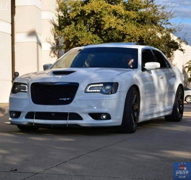 一辆“霸气十足”的“伪豪车”！克莱斯勒300 SRT8