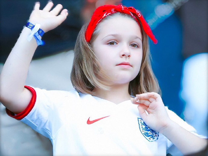 法国女足世界杯各队全家福(小七、小贝和英格兰女足拍全家福！8岁贝小七长大了，像个小天使)