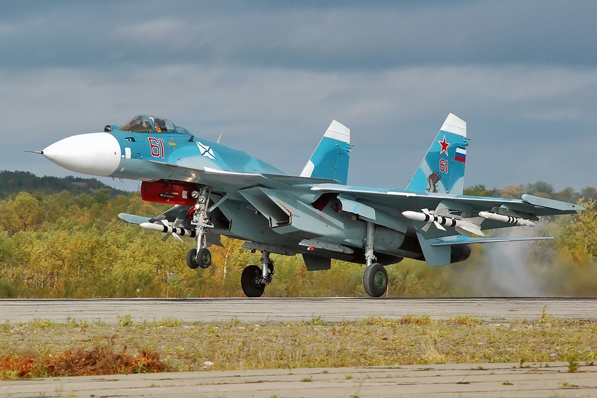 1991年苏联解体,俄罗斯依靠苏联强大的军事基础对苏-27战机不断进行
