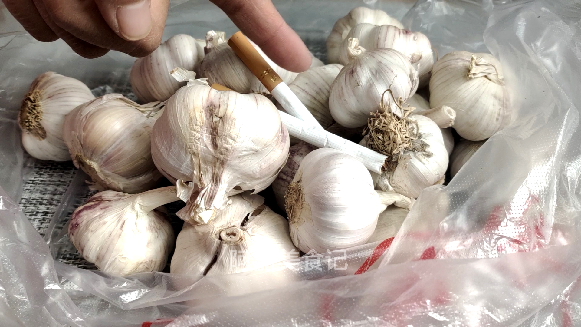 今天才知道，保存大蒜这么简单，放好久不发芽不干瘪，真好用