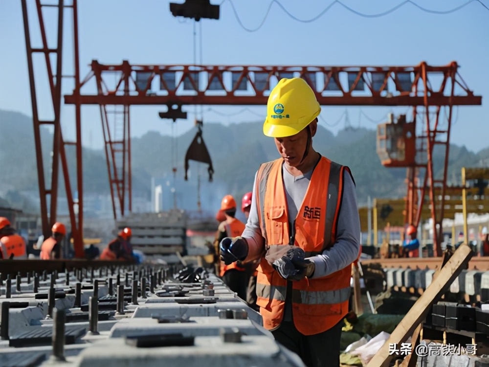 渝怀铁路涪秀二线全线轨排钉联生产任务圆满完成