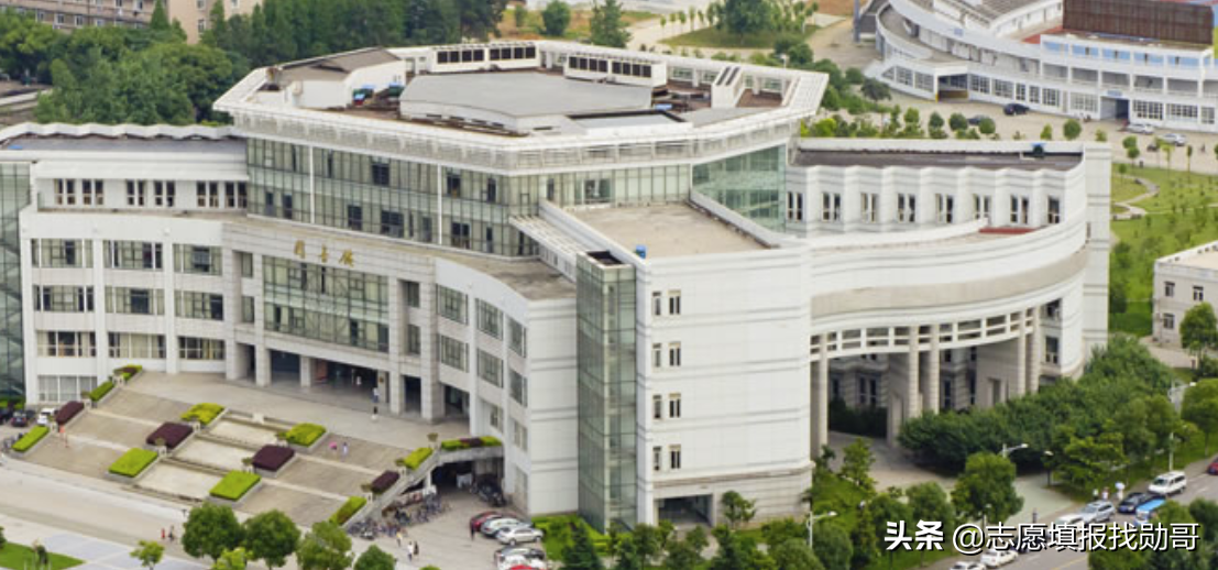 中国迁址”最成功“大学！从河南迁到武汉后，名气一路攀升