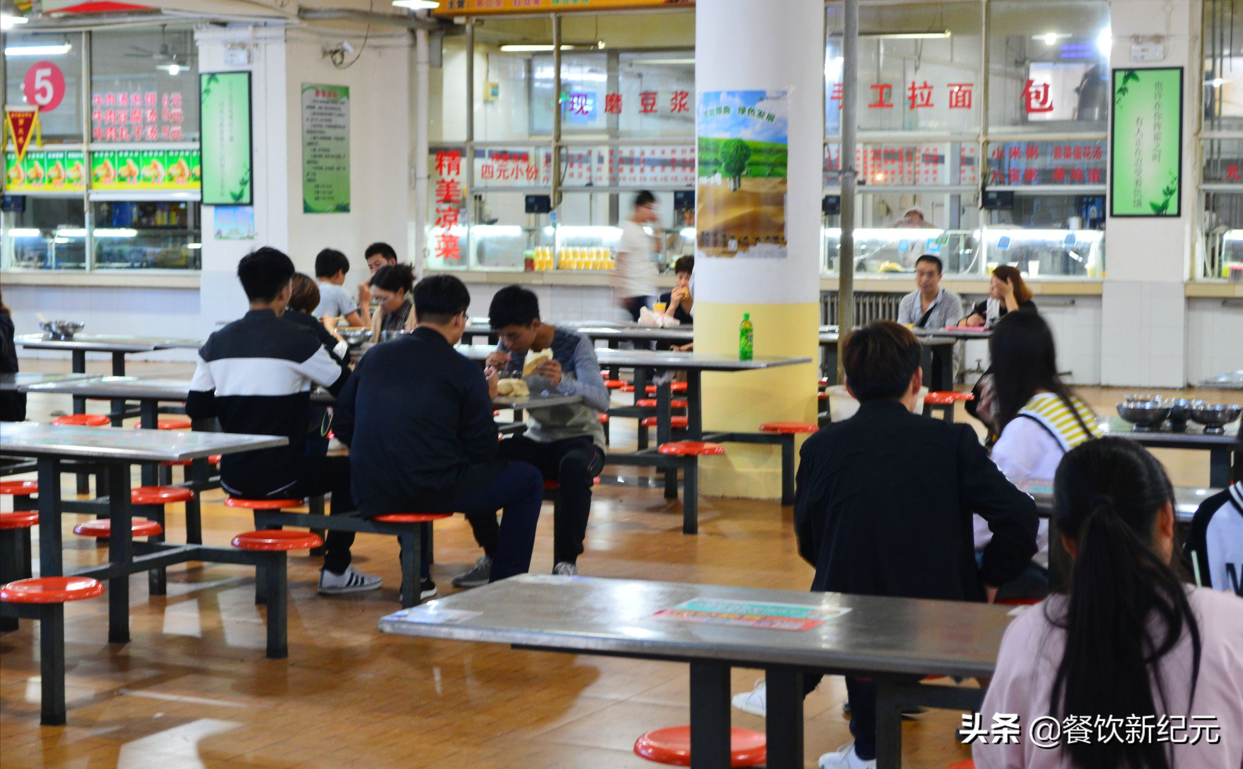看完南方大学的食堂，再看北方大学的食堂，网友：差距真大啊