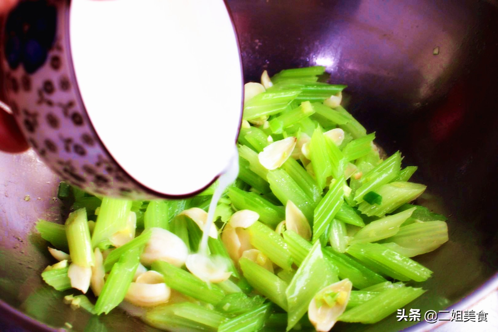 如何做西芹炒百合才脆嫩？成熟一致是关键，调料顺序别弄错