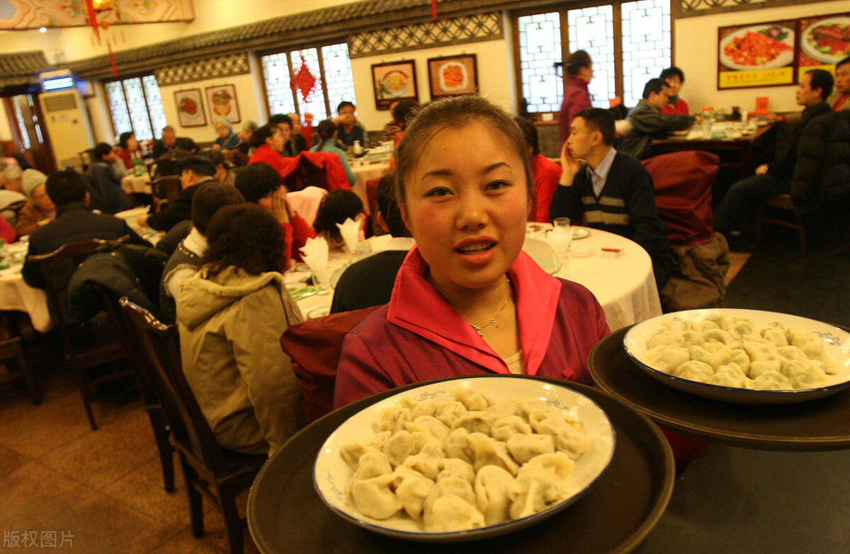 东北夫妻开饺子馆，吃饺子送打折卡，年赚100万，都是老顾客