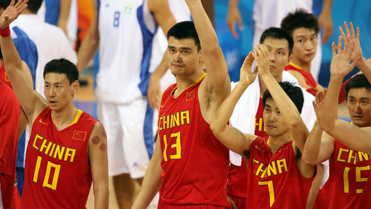 08年中国男篮vs美国队(中国队08年奥运会对阵美国队，姚明拿下13分，科比和老詹是这数据)