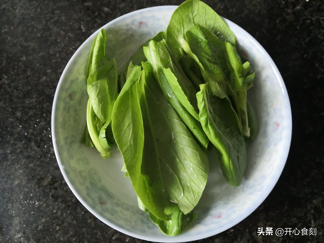 猪血5元满满一盘，价格亲民，做法简单，像我这样搭配餐餐光盘。