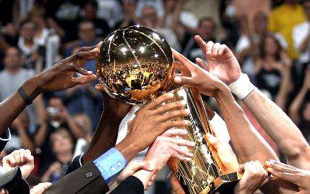 活塞vs马刺04（妖刀出鞘刺穿活塞五虎的铜墙铁壁，青春记忆中的最强矛盾之战）