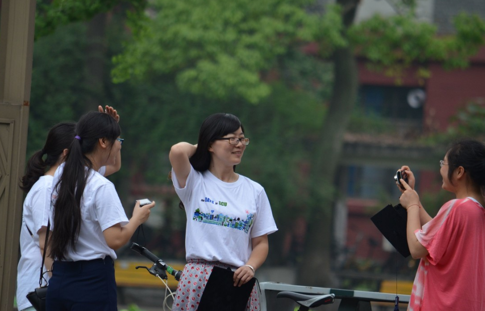 “高考四百分有什么用”，考生含泪哭诉，拼命学习跟200分没区别