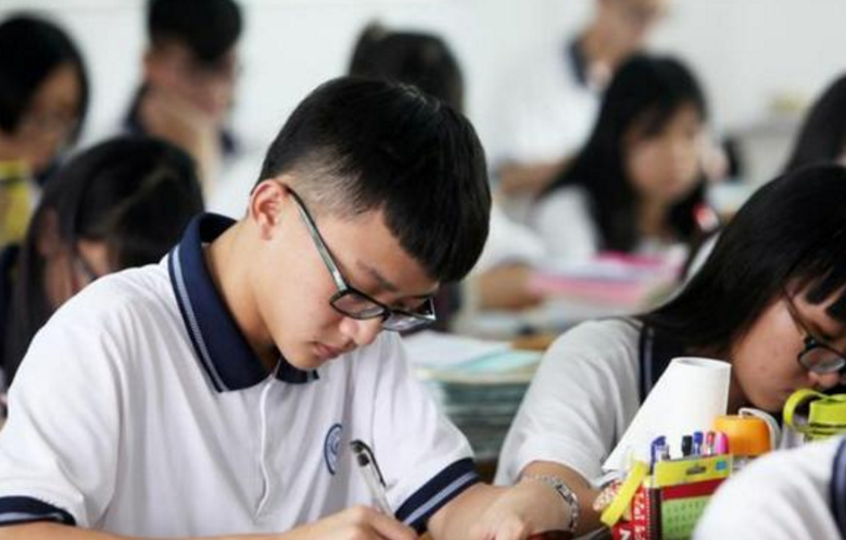 学校不再管学生校服？汉服、水手服、制服不再是梦，学生拍手叫好