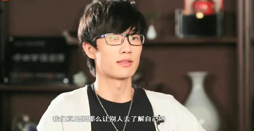 随着非主流时代坠落的巨星，“过气歌手”许嵩凭什么被央视狂赞