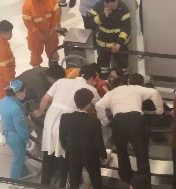 电梯吞人事件（心疼）