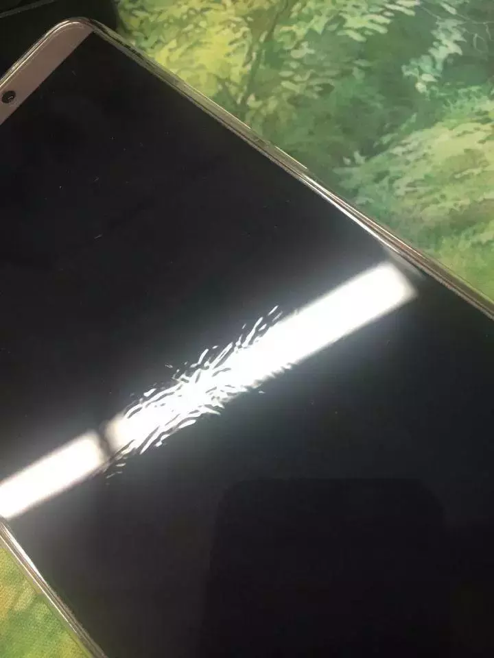 变着方法弄碎我的iPhone手机膜-17款钢化玻璃膜大横评