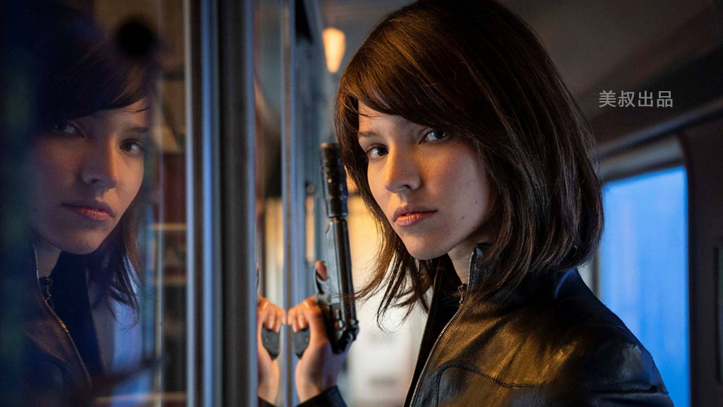 《黑寡妇》还要等一年,先看看同样讲女特工的动作电影《安娜》吧
