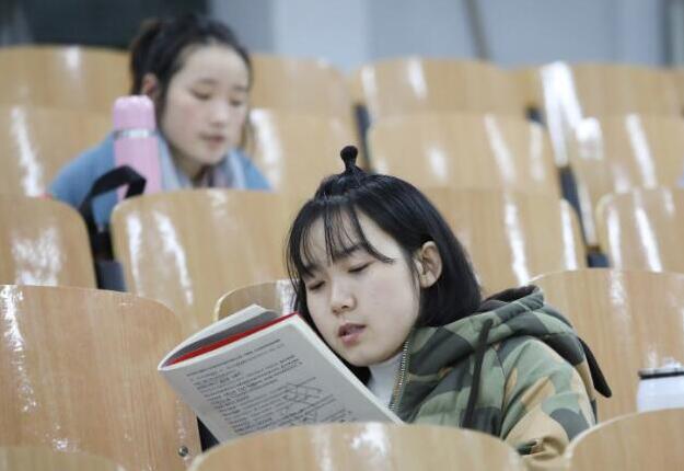 本科学历逐渐“白菜化”，二本毕业生工作难寻，还有好出路吗？