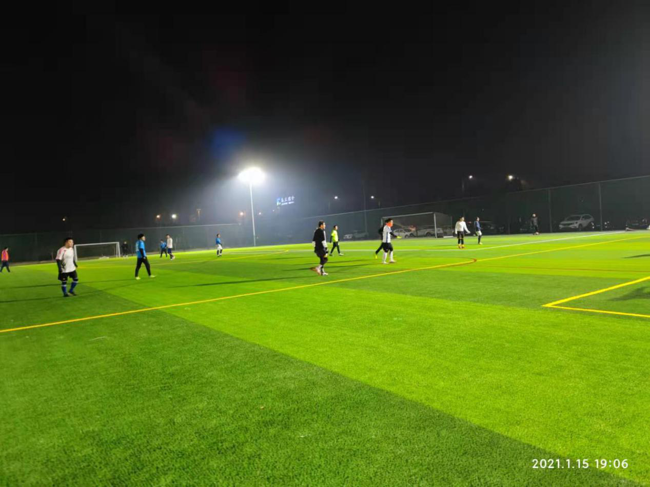 足球中场相当于人的（业余球场上最重要的位置，后卫＞中场＞前锋）