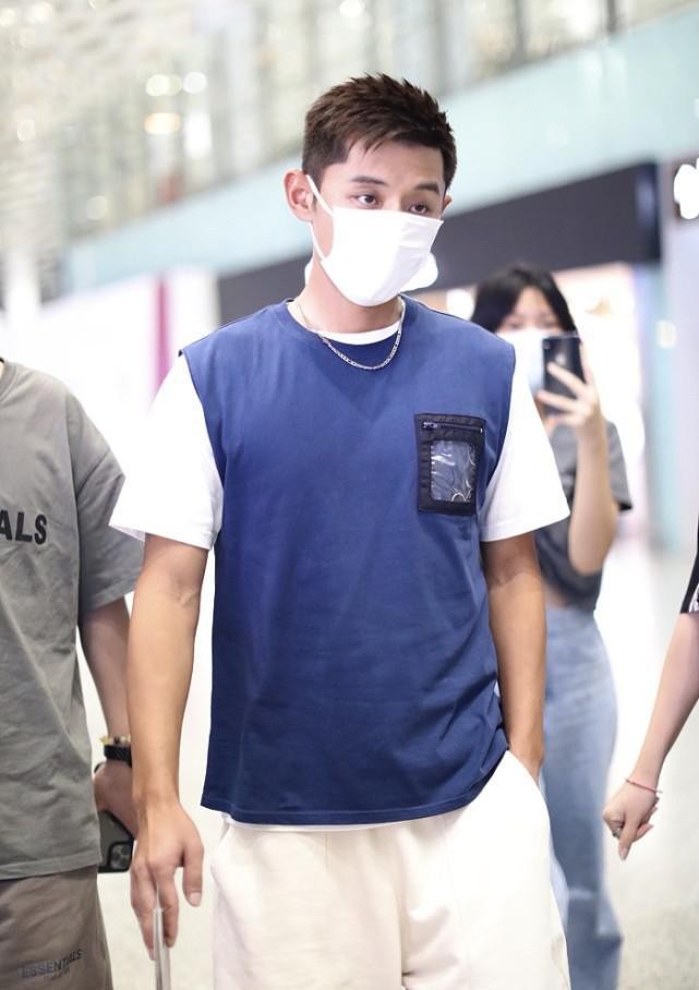 张继科状态保持挺好,橘色t恤配短裤率性有型,满屏都是荷尔蒙