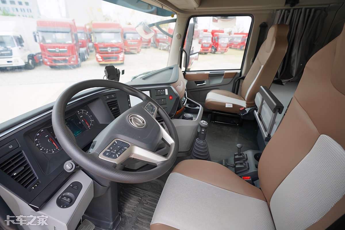 我们继续看看这款东风天龙旗舰kx燃气车的内饰,实拍车辆采用了高顶