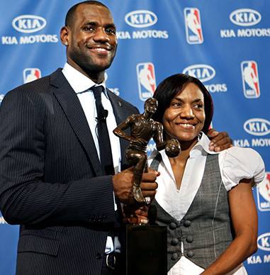 格洛里亚·詹姆斯（出生平民窟，15岁成名，身价4亿的小皇帝，詹姆斯：妈妈改变了我）