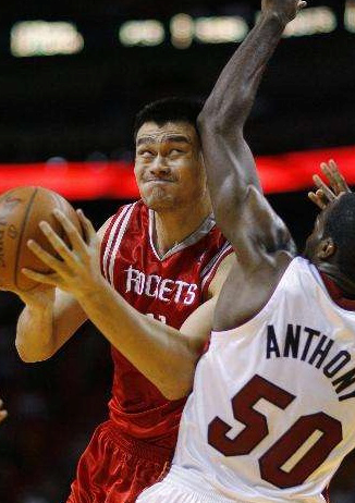 姚明打球圖片大全（姚明NBA生涯6大經典戰役：4分鐘連帽鯊魚3次，奧尼爾：他像有2米4）