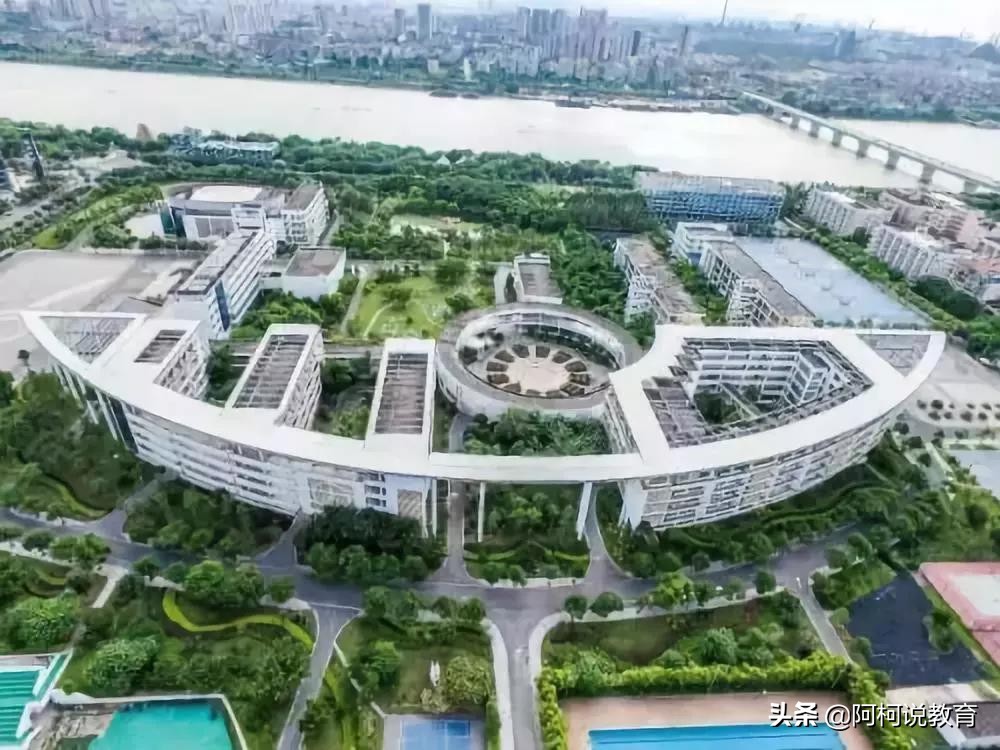 广西很厉害的4所高中，第二位21人进入清华北大，一本人数2200人