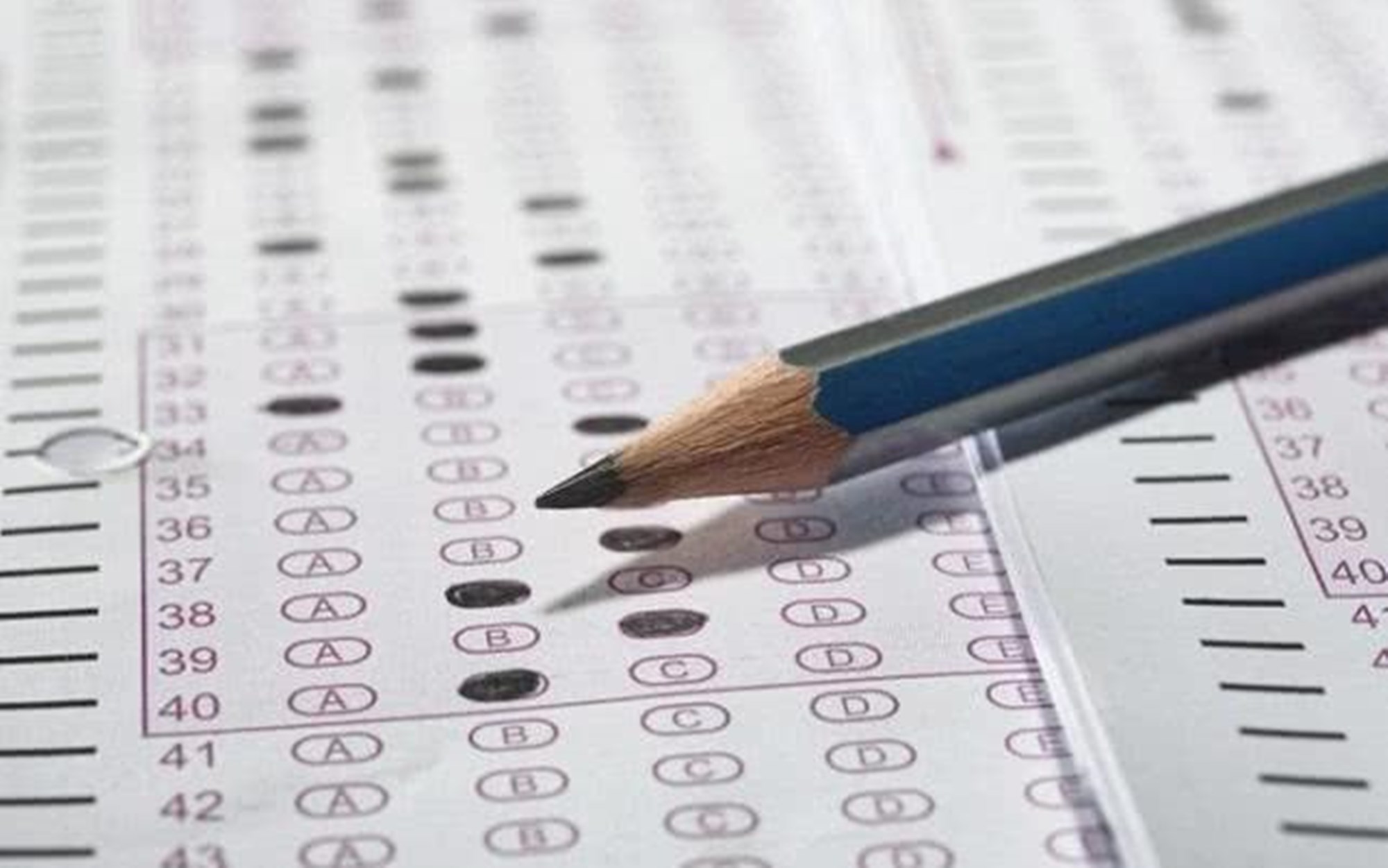 为啥高考要求学生使用2B铅笔？两张电脑阅卷的对比图，一看便知