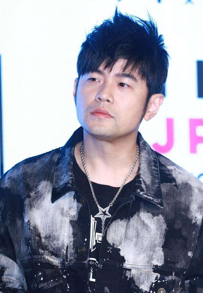 周杰伦篮球明星赛拍照(周杰伦借刘畊宏肌肉拍照,两人配合默契,一脸