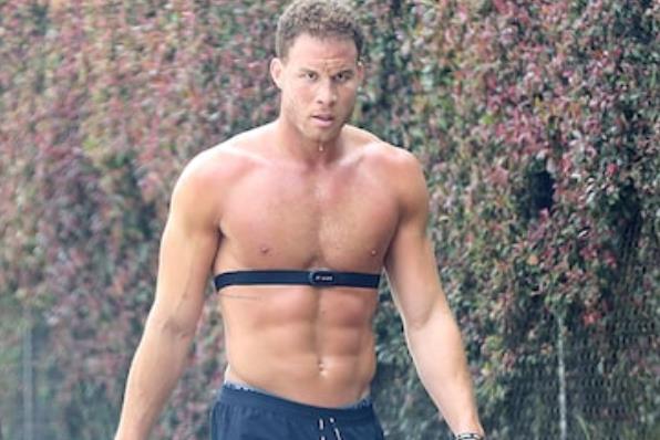 NBA球员上身（连续两年报销！格里芬现身洛城，赤膊狂奔汗流浃背，练出八块腹肌）-趣拿体育