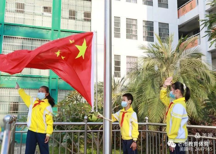 校园足球赛标题(足球点亮梦想 绿茵放飞希望——芒市第四小学学区首届“新阳杯”足球比赛开幕式)