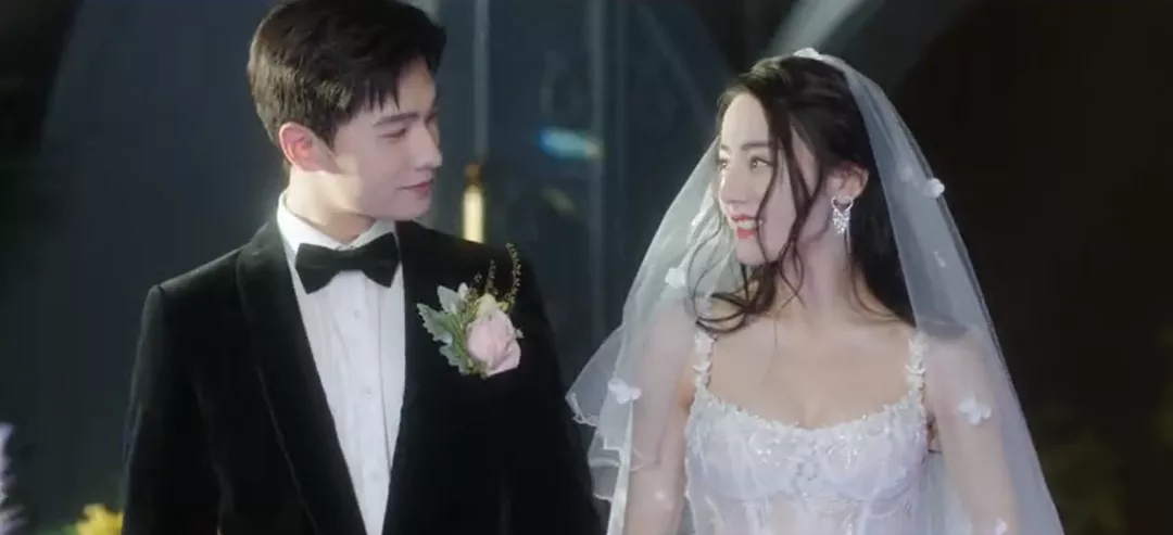 《你是我的荣耀》首播!热巴演大明星无惧怼脸拍,杨洋成镶边男主