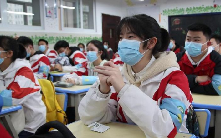 贵族学校与普通学校“校服对比”，这3点差距现实，学生：不公平