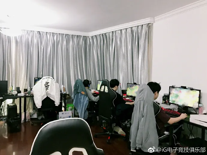 成都青训电竞(电竞青训营中，那些梦想成为下一个Faker、UZI的少年们)