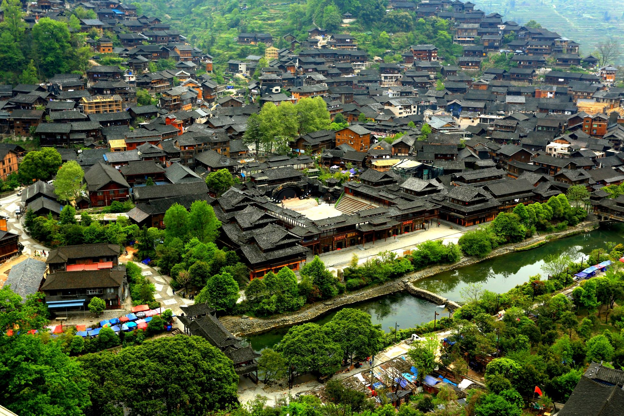 西江千户苗寨,位于贵州省黔东南苗族侗族自治州雷山县东北部的雷公山