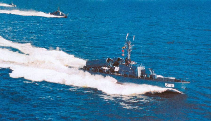 中国最新024导弹艇(隐身的杀手！022双体导弹艇并未过时，在特定海域仍然能一展身手)
