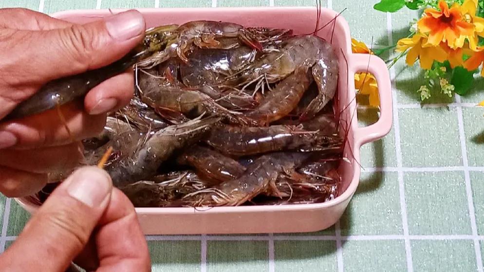基围虾怎么去虾线（4个步骤教你简单去除虾线）