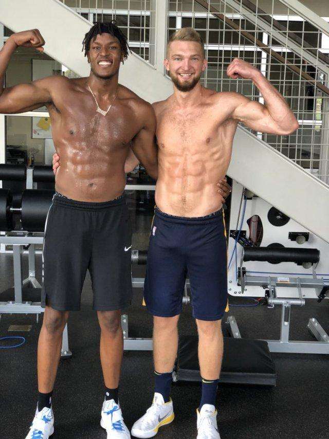 周琦这么菜为什么能打nba（周琦为何打不了NBA？看看他同年新秀里的肌肉男吧！他进步太小了）