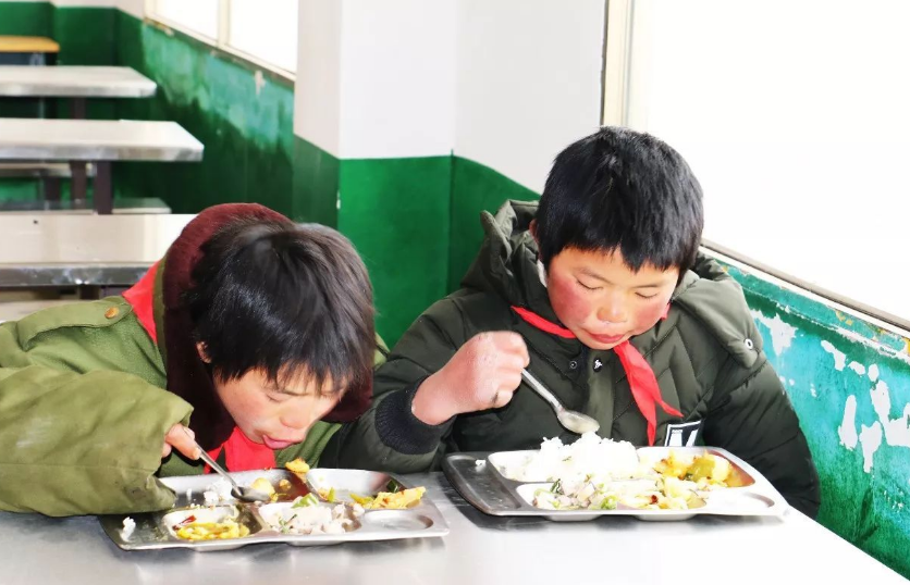 3年前那个走4.5公里山路上学，满头冰花的男孩，如今过得怎么样？