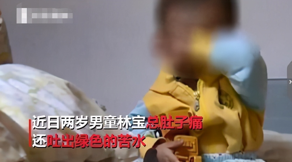 2岁男童吐“绿色苦水”，宝妈急忙送去医院，医生：怎么当妈的