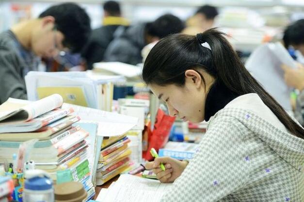 “专科生”和“本科生”的区别，3张图看出“差距”，太真实了