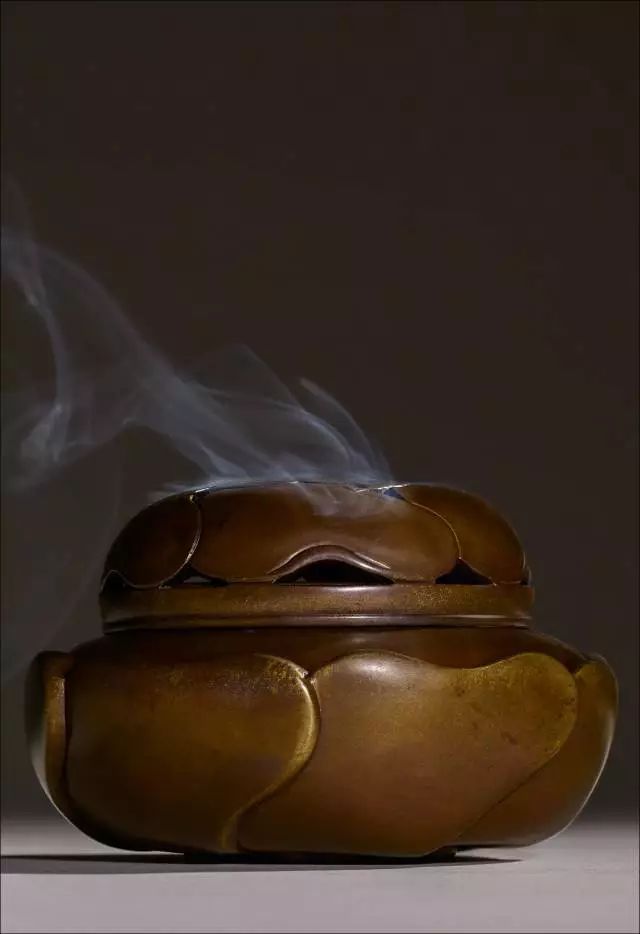 铜香炉：一缕青烟香四溢，案头雅器说铜炉