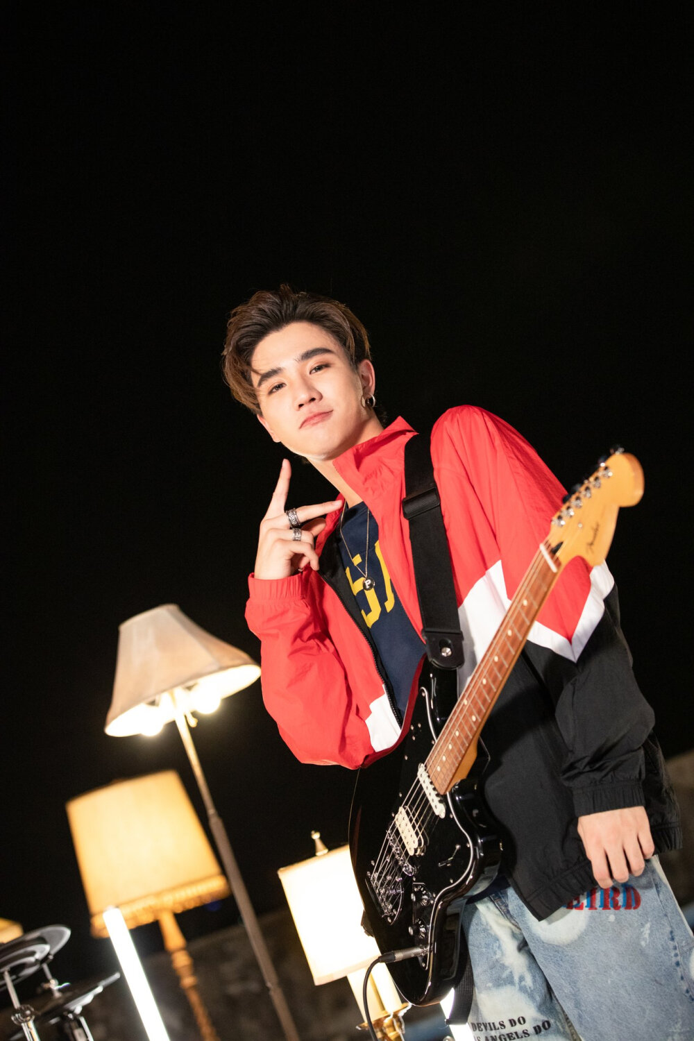 多图预警:他泰小可爱们弹吉他有多帅