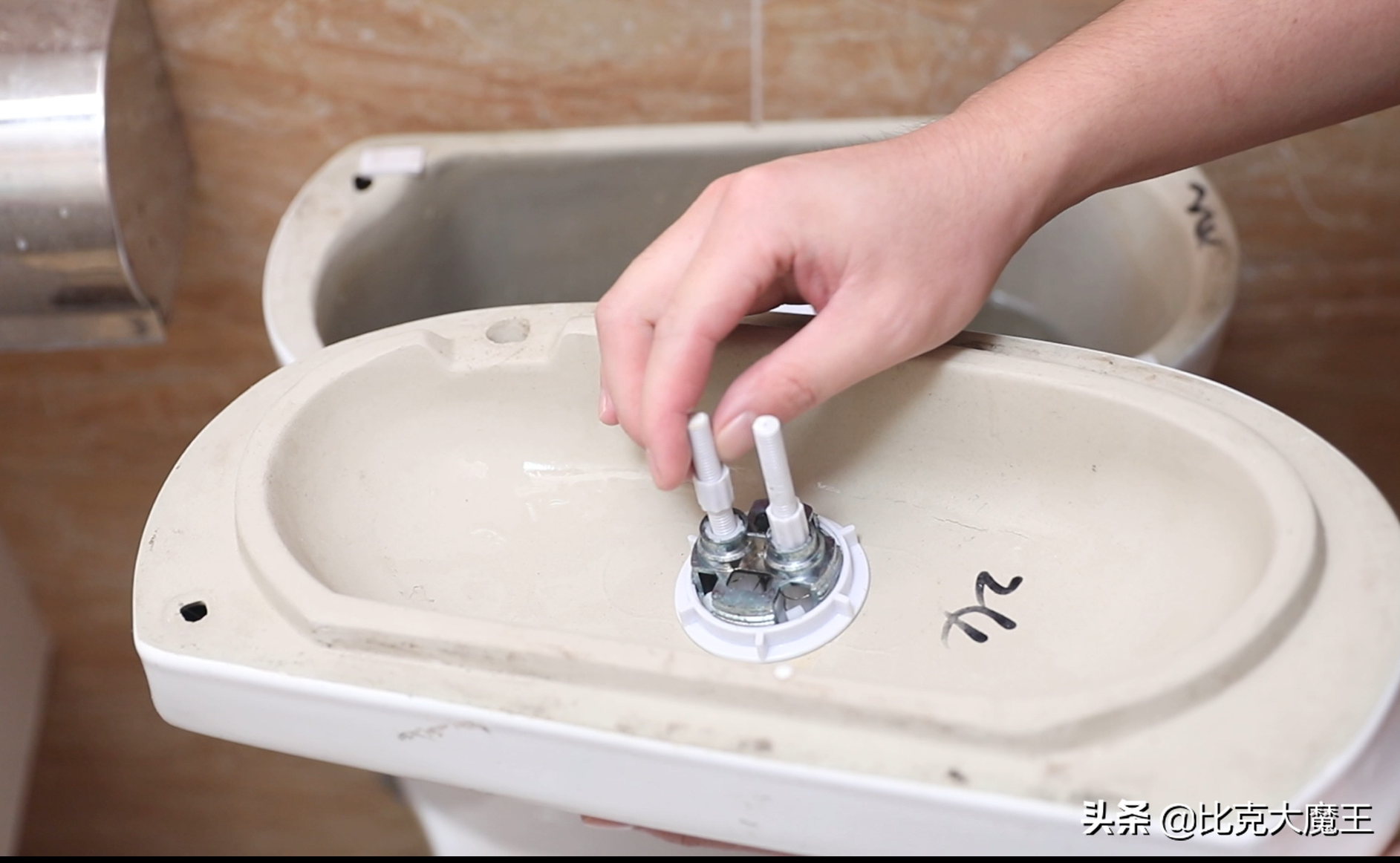 马桶冲水无力？马桶冲水少？拧一拧水箱里的小机关，轻松解决烦恼