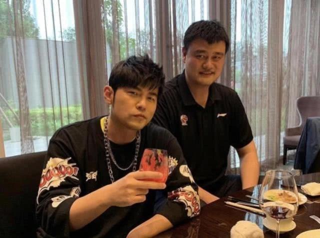 姚明有总冠军戒指吗（姚明赠周杰伦广东总冠军戒指引争议！网友：18号杜润旺要哭了）-趣拿体育